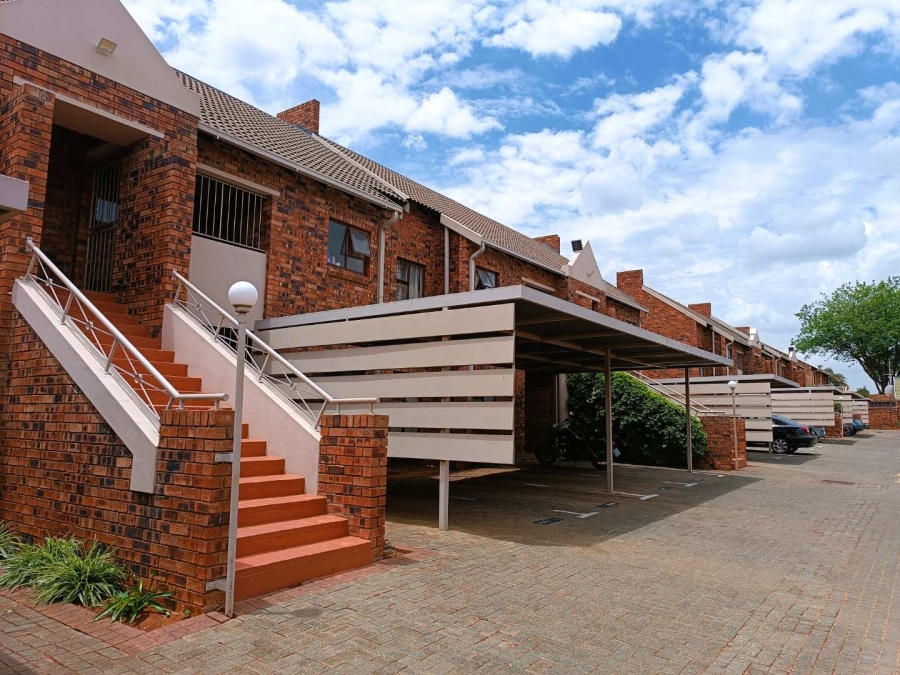 2 Bedroom Property for Sale in Langenhovenpark Free State